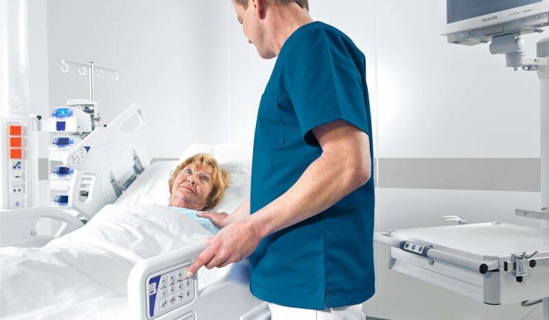 Arjo Enterprise 9000X Nurse and patient Main image 2 800x467_Product_Page_Main_Image